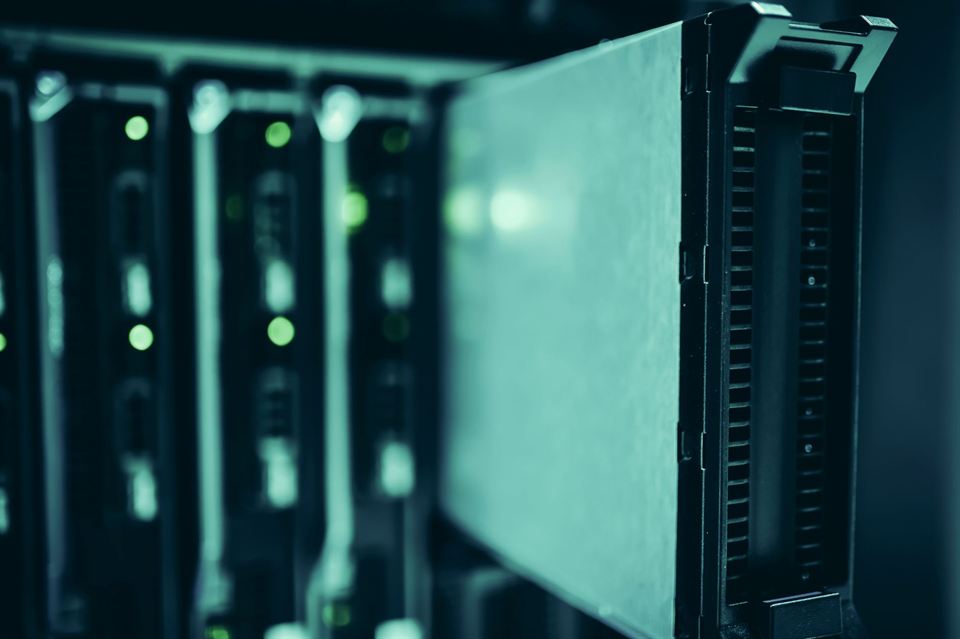 Server in einem Rechenzentrums-Rack mit Status-Leuchten