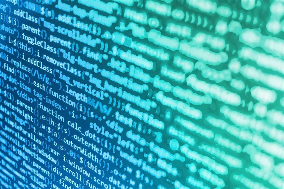 Quellcode einer Webanwendung auf einem Monitor in Blau- und Türkistönen