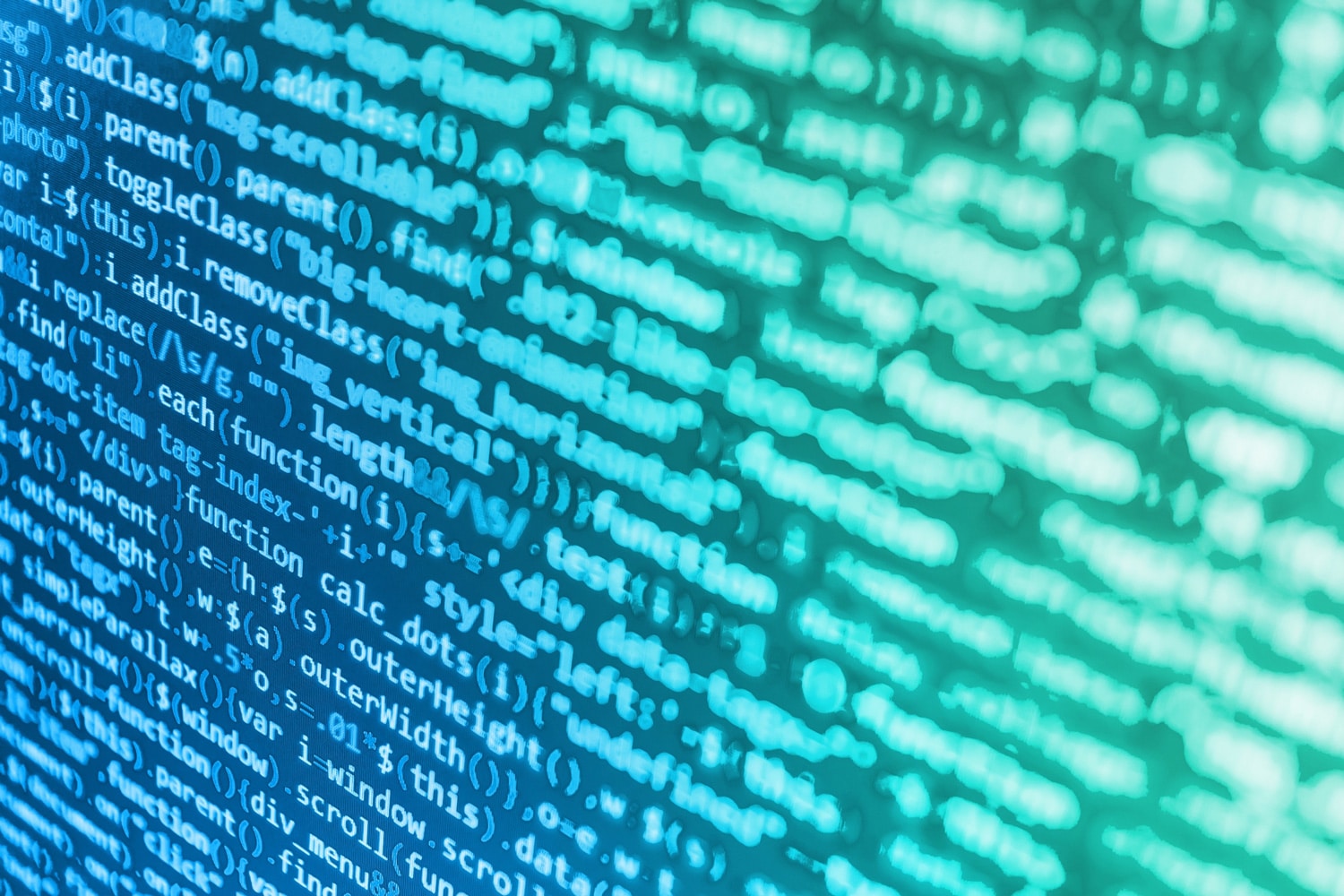 Softwareentwicklung: Zwei Entwickler besprechen Anforderungen am Laptop im modernen Büro